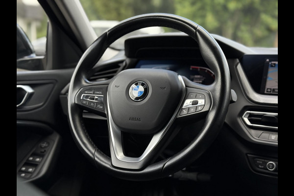 BMW 1 Serie 116D Sport Line. | Virtual Cockpit | Sfeerverlichting | Apple Carplay | Trekhaak