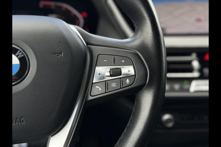 BMW 1 Serie 116D Sport Line. | Virtual Cockpit | Sfeerverlichting | Apple Carplay | Trekhaak