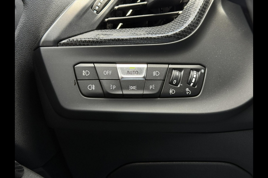 BMW 1 Serie 116D Sport Line. | Virtual Cockpit | Sfeerverlichting | Apple Carplay | Trekhaak