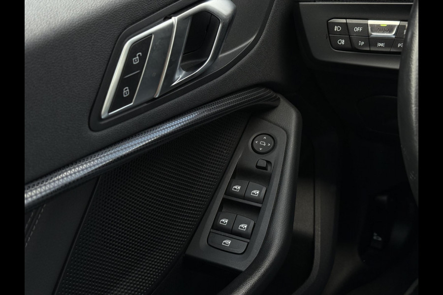 BMW 1 Serie 116D Sport Line. | Virtual Cockpit | Sfeerverlichting | Apple Carplay | Trekhaak