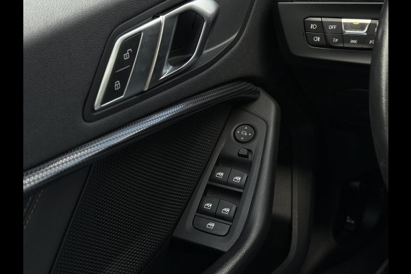 BMW 1 Serie 116D Sport Line. | Virtual Cockpit | Sfeerverlichting | Apple Carplay | Trekhaak