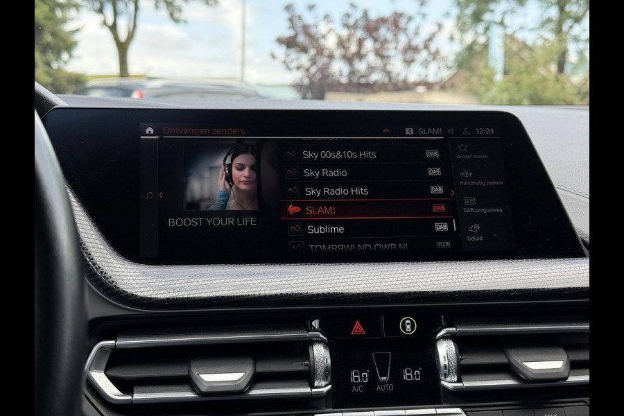 BMW 1 Serie 116D Sport Line. | Virtual Cockpit | Sfeerverlichting | Apple Carplay | Trekhaak