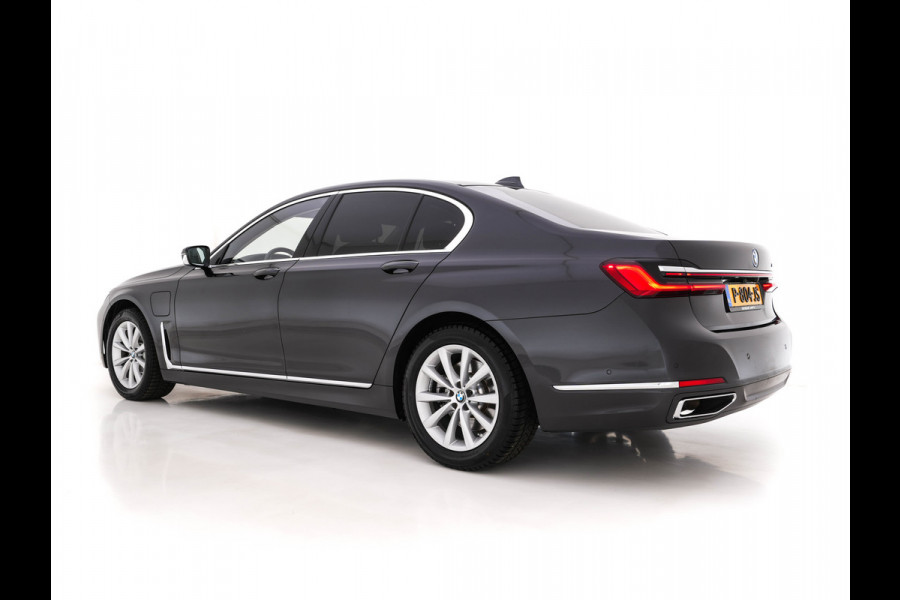 BMW 7 Serie 745e High Executive (INCL-BTW) *EXCLUSIV-NAPPA-LEATHER | LASER-LED | HEAD-UP | SOFT-CLOSE | BLIND-SPOT | MEMORY-PACK | DIGI-COCKPIT | KEYLESS | DAB+ | CAMERA | COMFORT-SEATS | AMBIENT-LIGHT | DAB | CARPLAY | 18"