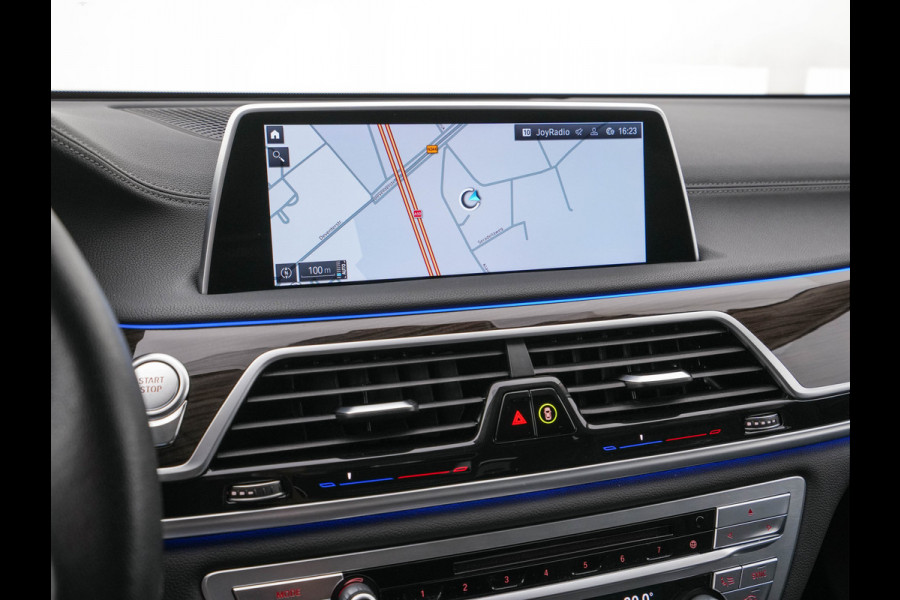 BMW 7 Serie 745e High Executive (INCL-BTW) *EXCLUSIV-NAPPA-LEATHER | LASER-LED | HEAD-UP | SOFT-CLOSE | BLIND-SPOT | MEMORY-PACK | DIGI-COCKPIT | KEYLESS | DAB+ | CAMERA | COMFORT-SEATS | AMBIENT-LIGHT | DAB | CARPLAY | 18"