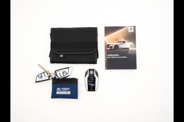 BMW 7 Serie 745e High Executive (INCL-BTW) *EXCLUSIV-NAPPA-LEATHER | LASER-LED | HEAD-UP | SOFT-CLOSE | BLIND-SPOT | MEMORY-PACK | DIGI-COCKPIT | KEYLESS | DAB+ | CAMERA | COMFORT-SEATS | AMBIENT-LIGHT | DAB | CARPLAY | 18"