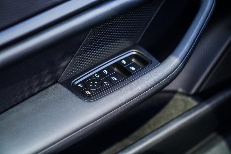 Porsche Taycan Sport Turismo 93 kWh Performance PLUS | Panorama | PASM | GT Sportstuur | 21inch RS Spyder | BOSE| Adaptieve Cruise