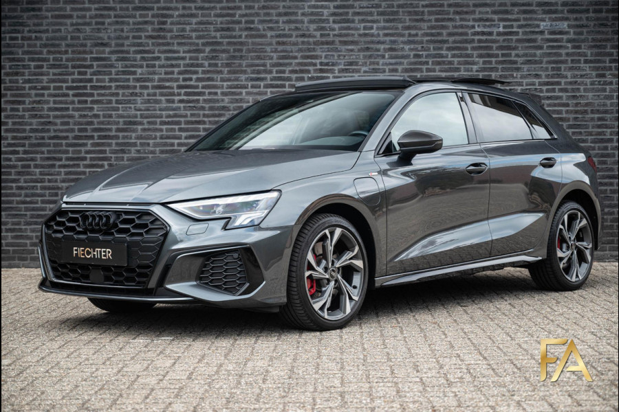 Audi A3 Sportback 45 TFSI e S edition Competition Panodak|Carbonpakket|RS Seats|MatrixLED|B&O|Massage
