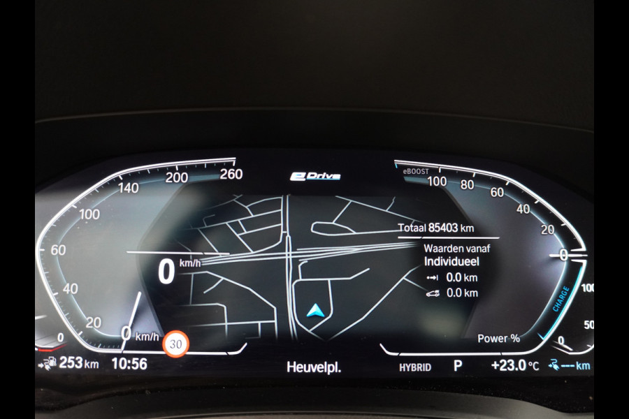 BMW 3-serie 330e 293PK Autom.8 Leder+Verwarmd+Elektr. Apple Carplay Android Auto Trekhaak Camera Adap.Cruise DAB+ Led Laserlicht Live cockpi Keyless Rijstrooksensor Audio Media Pack BMW individual Lmv 18" Comfort Access Digital Key Wifi Dealeronderhouden 1e Eigenaar Zeer compleet, nieuwprijs €66.055,-