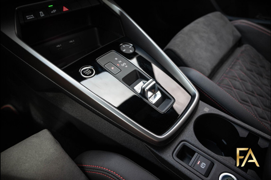 Audi A3 Sportback 45 TFSI e S edition Competition Panodak|Carbonpakket|RS Seats|MatrixLED|B&O|Massage