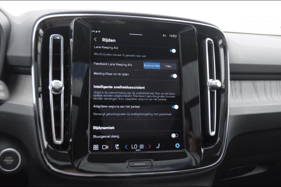 Volvo XC40 211PK Automaat B4 Ultra Dark / Adaptive cruise control / Trekhaak / Elektrische stoelen / Harman Kardon audio / Pilot assist / BLIS / Stoel en stuur verwarming / Elektrische achterklep / Parkeersensoren met 360 camera / Google infotainment