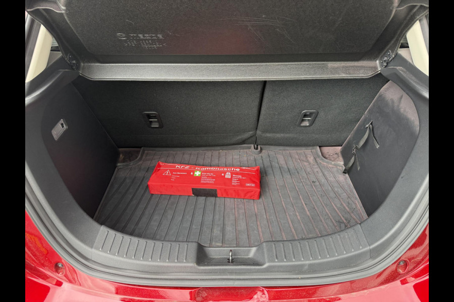 Mazda 2 1.5 Skyactiv-G Luxury | CRUISE CONTROL | STOELVERWARMING | CLIMATE CONTROL | LANE ASSIST |