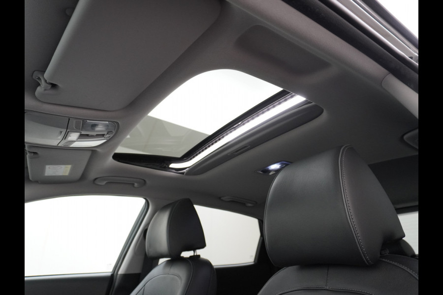 Hyundai Kona EV 64kWh 204pk Leer Schuif/Kanteldak 3 Fase laden Warmtepomp Apple Carplay Android Navi Camera Elektr.Stoelen+Verwarmd+Ventilati Pdc Elektr.Stoelen+Verwarmd+Ventilatie-koeling Subwoofer Bluetooth Dodehoek detector 1e Eigenaar Heerlijke, sterke FEV, Enorm Efficient en grote accu! 484km WLTP range