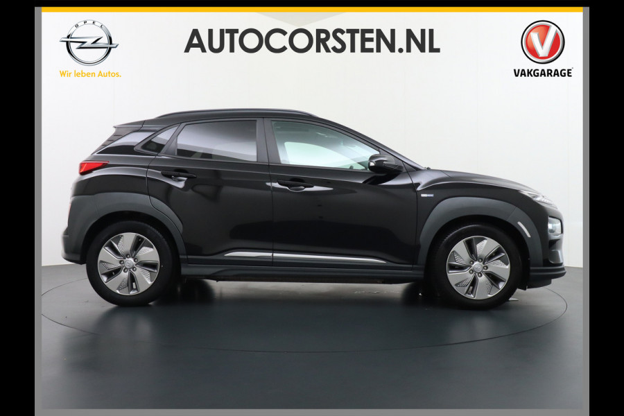 Hyundai Kona EV 64kWh 204pk Leer Schuif/Kanteldak 3 Fase laden Warmtepomp Apple Carplay Android Navi Camera Elektr.Stoelen+Verwarmd+Ventilati Pdc Elektr.Stoelen+Verwarmd+Ventilatie-koeling Subwoofer Bluetooth Dodehoek detector 1e Eigenaar Heerlijke, sterke FEV, Enorm Efficient en grote accu! 484km WLTP range