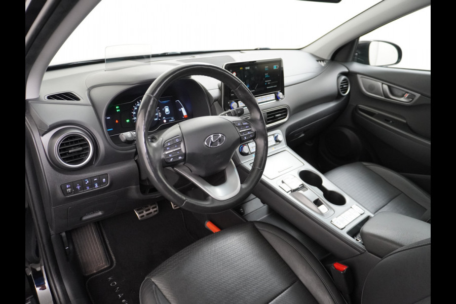 Hyundai Kona EV 64kWh 204pk Leer Schuif/Kanteldak 3 Fase laden Warmtepomp Apple Carplay Android Navi Camera Elektr.Stoelen+Verwarmd+Ventilati Pdc Elektr.Stoelen+Verwarmd+Ventilatie-koeling Subwoofer Bluetooth Dodehoek detector 1e Eigenaar Heerlijke, sterke FEV, Enorm Efficient en grote accu! 484km WLTP range
