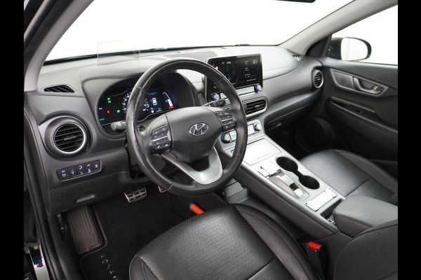 Hyundai Kona EV 64kWh 204pk Leer Schuif/Kanteldak 3 Fase laden Warmtepomp Apple Carplay Android Navi Camera Elektr.Stoelen+Verwarmd+Ventilati Pdc Elektr.Stoelen+Verwarmd+Ventilatie-koeling Subwoofer Bluetooth Dodehoek detector 1e Eigenaar Heerlijke, sterke FEV, Enorm Efficient en grote accu! 484km WLTP range
