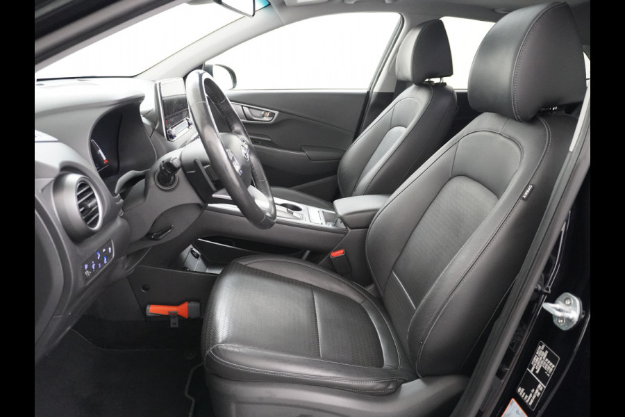 Hyundai Kona EV 64kWh 204pk Leer Schuif/Kanteldak 3 Fase laden Warmtepomp Apple Carplay Android Navi Camera Elektr.Stoelen+Verwarmd+Ventilati Pdc Elektr.Stoelen+Verwarmd+Ventilatie-koeling Subwoofer Bluetooth Dodehoek detector 1e Eigenaar Heerlijke, sterke FEV, Enorm Efficient en grote accu! 484km WLTP range