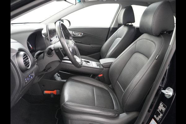 Hyundai Kona EV 64kWh 204pk Leer Schuif/Kanteldak 3 Fase laden Warmtepomp Apple Carplay Android Navi Camera Elektr.Stoelen+Verwarmd+Ventilati Pdc Elektr.Stoelen+Verwarmd+Ventilatie-koeling Subwoofer Bluetooth Dodehoek detector 1e Eigenaar Heerlijke, sterke FEV, Enorm Efficient en grote accu! 484km WLTP range