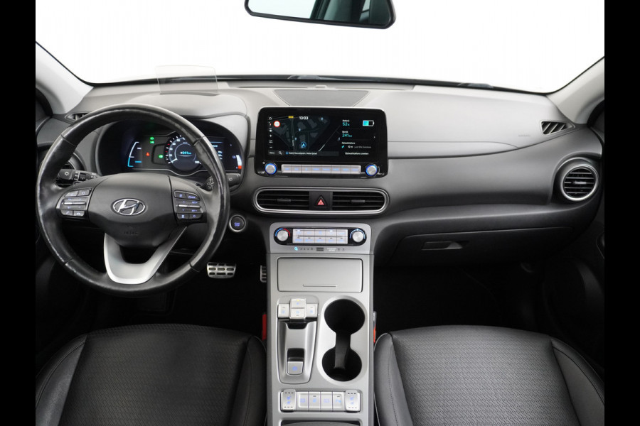 Hyundai Kona EV 64kWh 204pk Leer Schuif/Kanteldak 3 Fase laden Warmtepomp Apple Carplay Android Navi Camera Elektr.Stoelen+Verwarmd+Ventilati Pdc Elektr.Stoelen+Verwarmd+Ventilatie-koeling Subwoofer Bluetooth Dodehoek detector 1e Eigenaar Heerlijke, sterke FEV, Enorm Efficient en grote accu! 484km WLTP range