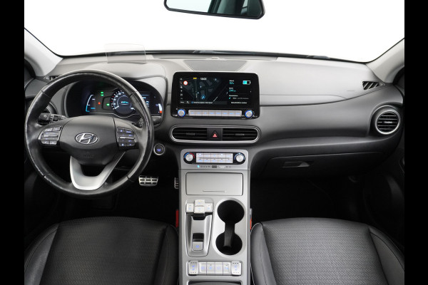 Hyundai Kona EV 64kWh 204pk Leer Schuif/Kanteldak 3 Fase laden Warmtepomp Apple Carplay Android Navi Camera Elektr.Stoelen+Verwarmd+Ventilati Pdc Elektr.Stoelen+Verwarmd+Ventilatie-koeling Subwoofer Bluetooth Dodehoek detector 1e Eigenaar Heerlijke, sterke FEV, Enorm Efficient en grote accu! 484km WLTP range