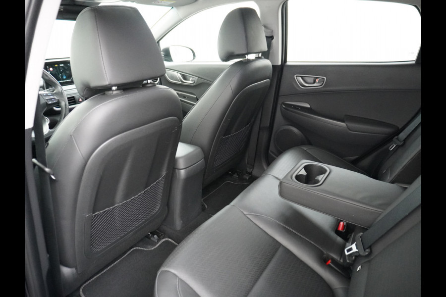 Hyundai Kona EV 64kWh 204pk Leer Schuif/Kanteldak 3 Fase laden Warmtepomp Apple Carplay Android Navi Camera Elektr.Stoelen+Verwarmd+Ventilati Pdc Elektr.Stoelen+Verwarmd+Ventilatie-koeling Subwoofer Bluetooth Dodehoek detector 1e Eigenaar Heerlijke, sterke FEV, Enorm Efficient en grote accu! 484km WLTP range