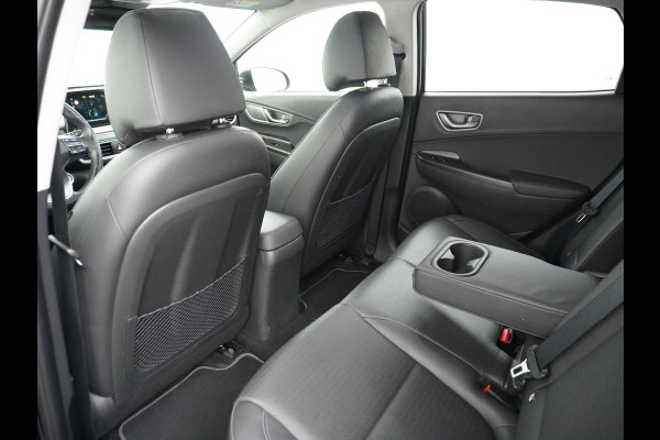 Hyundai Kona EV 64kWh 204pk Leer Schuif/Kanteldak 3 Fase laden Warmtepomp Apple Carplay Android Navi Camera Elektr.Stoelen+Verwarmd+Ventilati Pdc Elektr.Stoelen+Verwarmd+Ventilatie-koeling Subwoofer Bluetooth Dodehoek detector 1e Eigenaar Heerlijke, sterke FEV, Enorm Efficient en grote accu! 484km WLTP range
