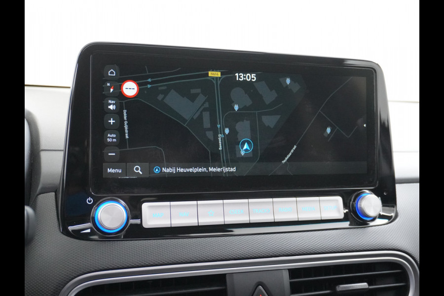 Hyundai Kona EV 64kWh 204pk Leer Schuif/Kanteldak 3 Fase laden Warmtepomp Apple Carplay Android Navi Camera Elektr.Stoelen+Verwarmd+Ventilati Pdc Elektr.Stoelen+Verwarmd+Ventilatie-koeling Subwoofer Bluetooth Dodehoek detector 1e Eigenaar Heerlijke, sterke FEV, Enorm Efficient en grote accu! 484km WLTP range