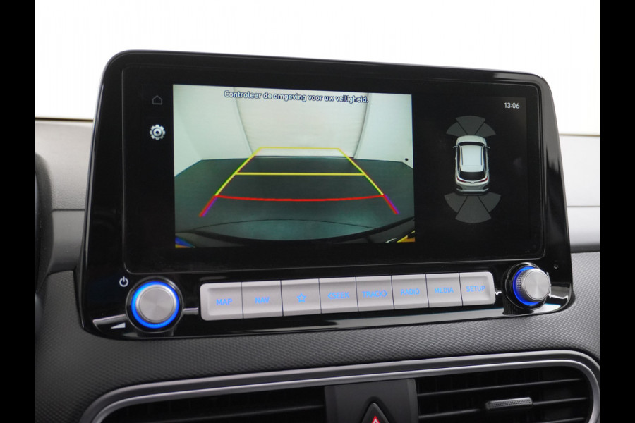 Hyundai Kona EV 64kWh 204pk Leer Schuif/Kanteldak 3 Fase laden Warmtepomp Apple Carplay Android Navi Camera Elektr.Stoelen+Verwarmd+Ventilati Pdc Elektr.Stoelen+Verwarmd+Ventilatie-koeling Subwoofer Bluetooth Dodehoek detector 1e Eigenaar Heerlijke, sterke FEV, Enorm Efficient en grote accu! 484km WLTP range