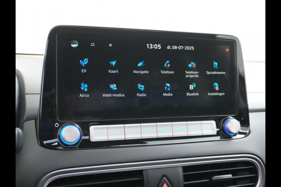 Hyundai Kona EV 64kWh 204pk Leer Schuif/Kanteldak 3 Fase laden Warmtepomp Apple Carplay Android Navi Camera Elektr.Stoelen+Verwarmd+Ventilati Pdc Elektr.Stoelen+Verwarmd+Ventilatie-koeling Subwoofer Bluetooth Dodehoek detector 1e Eigenaar Heerlijke, sterke FEV, Enorm Efficient en grote accu! 484km WLTP range