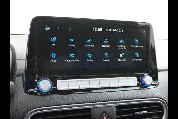 Hyundai Kona EV 64kWh 204pk Leer Schuif/Kanteldak 3 Fase laden Warmtepomp Apple Carplay Android Navi Camera Elektr.Stoelen+Verwarmd+Ventilati Pdc Elektr.Stoelen+Verwarmd+Ventilatie-koeling Subwoofer Bluetooth Dodehoek detector 1e Eigenaar Heerlijke, sterke FEV, Enorm Efficient en grote accu! 484km WLTP range