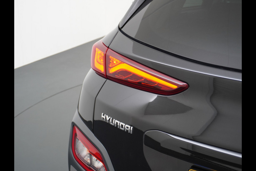 Hyundai Kona EV 64kWh 204pk Leer Schuif/Kanteldak 3 Fase laden Warmtepomp Apple Carplay Android Navi Camera Elektr.Stoelen+Verwarmd+Ventilati Pdc Elektr.Stoelen+Verwarmd+Ventilatie-koeling Subwoofer Bluetooth Dodehoek detector 1e Eigenaar Heerlijke, sterke FEV, Enorm Efficient en grote accu! 484km WLTP range