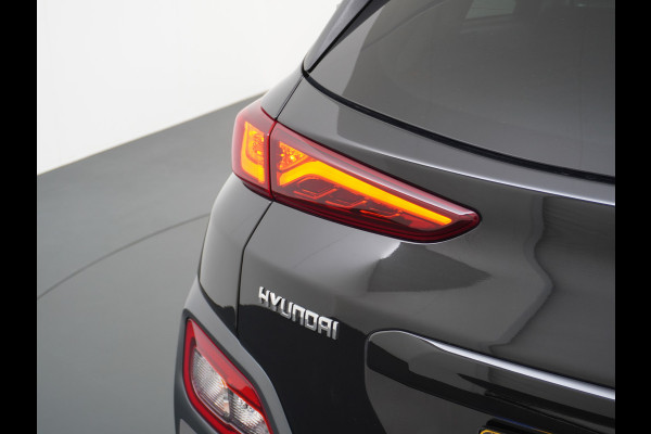Hyundai Kona EV 64kWh 204pk Leer Schuif/Kanteldak 3 Fase laden Warmtepomp Apple Carplay Android Navi Camera Elektr.Stoelen+Verwarmd+Ventilati Pdc Elektr.Stoelen+Verwarmd+Ventilatie-koeling Subwoofer Bluetooth Dodehoek detector 1e Eigenaar Heerlijke, sterke FEV, Enorm Efficient en grote accu! 484km WLTP range