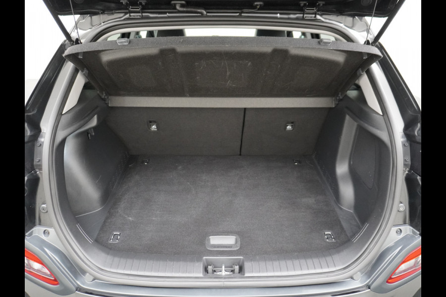 Hyundai Kona EV 64kWh 204pk Leer Schuif/Kanteldak 3 Fase laden Warmtepomp Apple Carplay Android Navi Camera Elektr.Stoelen+Verwarmd+Ventilati Pdc Elektr.Stoelen+Verwarmd+Ventilatie-koeling Subwoofer Bluetooth Dodehoek detector 1e Eigenaar Heerlijke, sterke FEV, Enorm Efficient en grote accu! 484km WLTP range