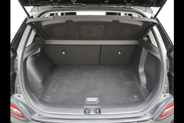 Hyundai Kona EV 64kWh 204pk Leer Schuif/Kanteldak 3 Fase laden Warmtepomp Apple Carplay Android Navi Camera Elektr.Stoelen+Verwarmd+Ventilati Pdc Elektr.Stoelen+Verwarmd+Ventilatie-koeling Subwoofer Bluetooth Dodehoek detector 1e Eigenaar Heerlijke, sterke FEV, Enorm Efficient en grote accu! 484km WLTP range