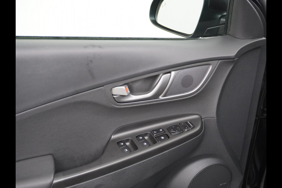 Hyundai Kona EV 64kWh 204pk Leer Schuif/Kanteldak 3 Fase laden Warmtepomp Apple Carplay Android Navi Camera Elektr.Stoelen+Verwarmd+Ventilati Pdc Elektr.Stoelen+Verwarmd+Ventilatie-koeling Subwoofer Bluetooth Dodehoek detector 1e Eigenaar Heerlijke, sterke FEV, Enorm Efficient en grote accu! 484km WLTP range
