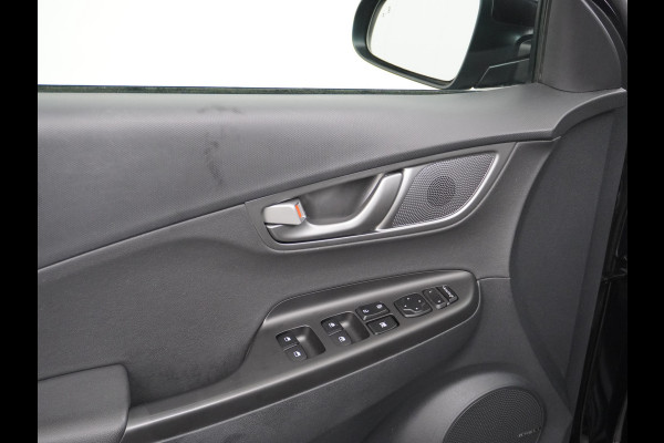 Hyundai Kona EV 64kWh 204pk Leer Schuif/Kanteldak 3 Fase laden Warmtepomp Apple Carplay Android Navi Camera Elektr.Stoelen+Verwarmd+Ventilati Pdc Elektr.Stoelen+Verwarmd+Ventilatie-koeling Subwoofer Bluetooth Dodehoek detector 1e Eigenaar Heerlijke, sterke FEV, Enorm Efficient en grote accu! 484km WLTP range