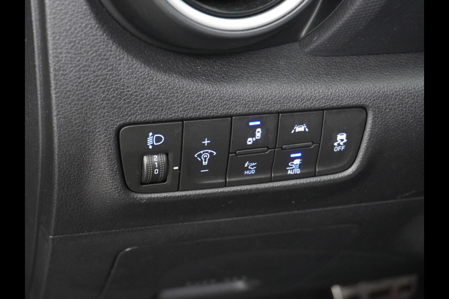 Hyundai Kona EV 64kWh 204pk Leer Schuif/Kanteldak 3 Fase laden Warmtepomp Apple Carplay Android Navi Camera Elektr.Stoelen+Verwarmd+Ventilati Pdc Elektr.Stoelen+Verwarmd+Ventilatie-koeling Subwoofer Bluetooth Dodehoek detector 1e Eigenaar Heerlijke, sterke FEV, Enorm Efficient en grote accu! 484km WLTP range