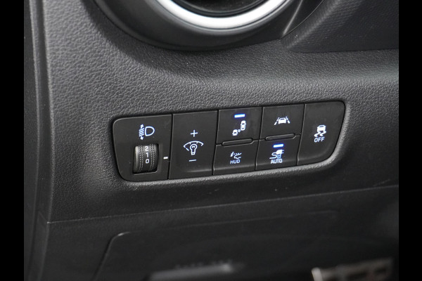 Hyundai Kona EV 64kWh 204pk Leer Schuif/Kanteldak 3 Fase laden Warmtepomp Apple Carplay Android Navi Camera Elektr.Stoelen+Verwarmd+Ventilati Pdc Elektr.Stoelen+Verwarmd+Ventilatie-koeling Subwoofer Bluetooth Dodehoek detector 1e Eigenaar Heerlijke, sterke FEV, Enorm Efficient en grote accu! 484km WLTP range