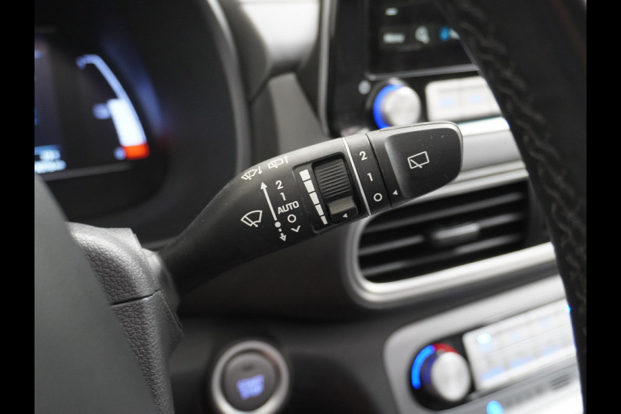 Hyundai Kona EV 64kWh 204pk Leer Schuif/Kanteldak 3 Fase laden Warmtepomp Apple Carplay Android Navi Camera Elektr.Stoelen+Verwarmd+Ventilati Pdc Elektr.Stoelen+Verwarmd+Ventilatie-koeling Subwoofer Bluetooth Dodehoek detector 1e Eigenaar Heerlijke, sterke FEV, Enorm Efficient en grote accu! 484km WLTP range