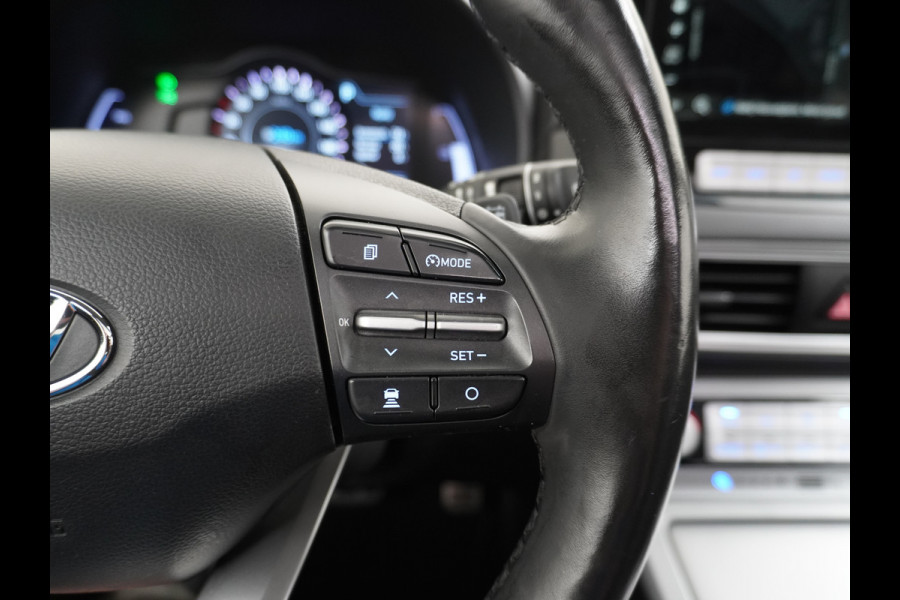 Hyundai Kona EV 64kWh 204pk Leer Schuif/Kanteldak 3 Fase laden Warmtepomp Apple Carplay Android Navi Camera Elektr.Stoelen+Verwarmd+Ventilati Pdc Elektr.Stoelen+Verwarmd+Ventilatie-koeling Subwoofer Bluetooth Dodehoek detector 1e Eigenaar Heerlijke, sterke FEV, Enorm Efficient en grote accu! 484km WLTP range