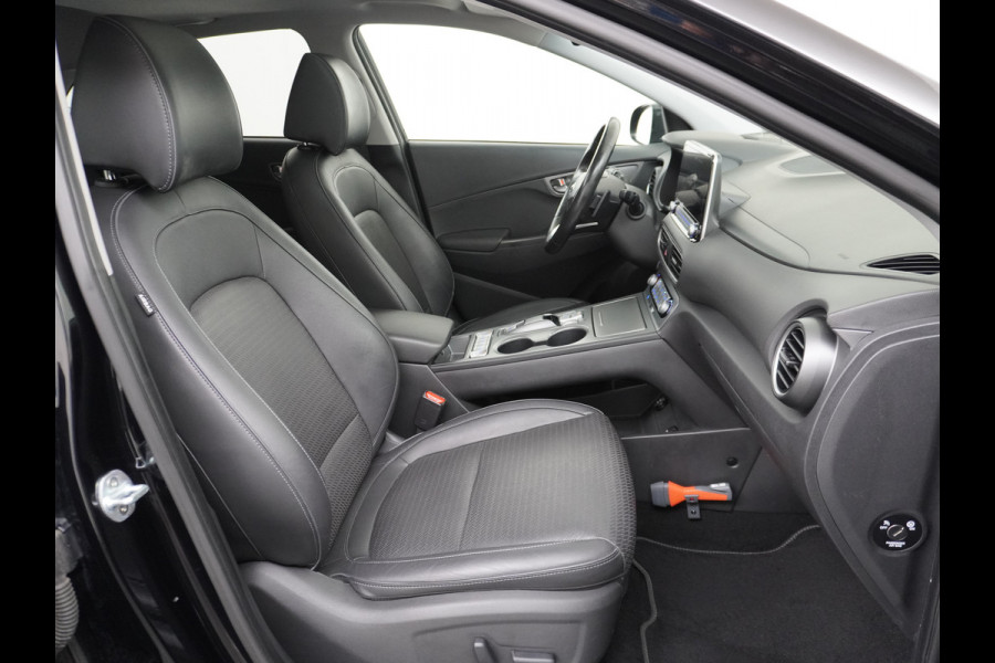 Hyundai Kona EV 64kWh 204pk Leer Schuif/Kanteldak 3 Fase laden Warmtepomp Apple Carplay Android Navi Camera Elektr.Stoelen+Verwarmd+Ventilati Pdc Elektr.Stoelen+Verwarmd+Ventilatie-koeling Subwoofer Bluetooth Dodehoek detector 1e Eigenaar Heerlijke, sterke FEV, Enorm Efficient en grote accu! 484km WLTP range