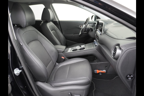 Hyundai Kona EV 64kWh 204pk Leer Schuif/Kanteldak 3 Fase laden Warmtepomp Apple Carplay Android Navi Camera Elektr.Stoelen+Verwarmd+Ventilati Pdc Elektr.Stoelen+Verwarmd+Ventilatie-koeling Subwoofer Bluetooth Dodehoek detector 1e Eigenaar Heerlijke, sterke FEV, Enorm Efficient en grote accu! 484km WLTP range
