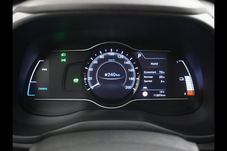 Hyundai Kona EV 64kWh 204pk Leer Schuif/Kanteldak 3 Fase laden Warmtepomp Apple Carplay Android Navi Camera Elektr.Stoelen+Verwarmd+Ventilati Pdc Elektr.Stoelen+Verwarmd+Ventilatie-koeling Subwoofer Bluetooth Dodehoek detector 1e Eigenaar Heerlijke, sterke FEV, Enorm Efficient en grote accu! 484km WLTP range