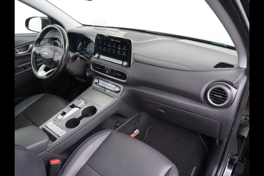 Hyundai Kona EV 64kWh 204pk Leer Schuif/Kanteldak 3 Fase laden Warmtepomp Apple Carplay Android Navi Camera Elektr.Stoelen+Verwarmd+Ventilati Pdc Elektr.Stoelen+Verwarmd+Ventilatie-koeling Subwoofer Bluetooth Dodehoek detector 1e Eigenaar Heerlijke, sterke FEV, Enorm Efficient en grote accu! 484km WLTP range
