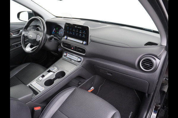 Hyundai Kona EV 64kWh 204pk Leer Schuif/Kanteldak 3 Fase laden Warmtepomp Apple Carplay Android Navi Camera Elektr.Stoelen+Verwarmd+Ventilati Pdc Elektr.Stoelen+Verwarmd+Ventilatie-koeling Subwoofer Bluetooth Dodehoek detector 1e Eigenaar Heerlijke, sterke FEV, Enorm Efficient en grote accu! 484km WLTP range