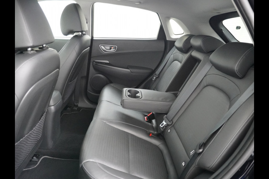 Hyundai Kona EV 64kWh 204pk Leer Schuif/Kanteldak 3 Fase laden Warmtepomp Apple Carplay Android Navi Camera Elektr.Stoelen+Verwarmd+Ventilati Pdc Elektr.Stoelen+Verwarmd+Ventilatie-koeling Subwoofer Bluetooth Dodehoek detector 1e Eigenaar Heerlijke, sterke FEV, Enorm Efficient en grote accu! 484km WLTP range