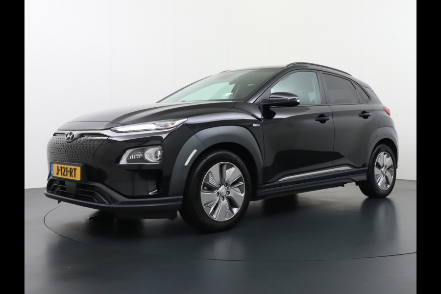 Hyundai Kona EV 64kWh 204pk Leer Schuif/Kanteldak 3 Fase laden Warmtepomp Apple Carplay Android Navi Camera Elektr.Stoelen+Verwarmd+Ventilati Pdc Elektr.Stoelen+Verwarmd+Ventilatie-koeling Subwoofer Bluetooth Dodehoek detector 1e Eigenaar Heerlijke, sterke FEV, Enorm Efficient en grote accu! 484km WLTP range
