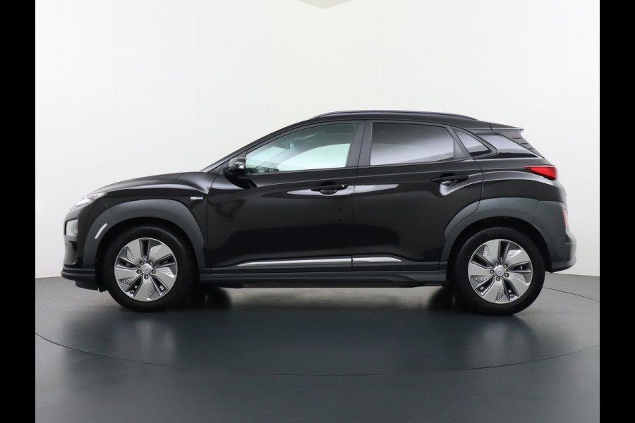 Hyundai Kona EV 64kWh 204pk Leer Schuif/Kanteldak 3 Fase laden Warmtepomp Apple Carplay Android Navi Camera Elektr.Stoelen+Verwarmd+Ventilati Pdc Elektr.Stoelen+Verwarmd+Ventilatie-koeling Subwoofer Bluetooth Dodehoek detector 1e Eigenaar Heerlijke, sterke FEV, Enorm Efficient en grote accu! 484km WLTP range