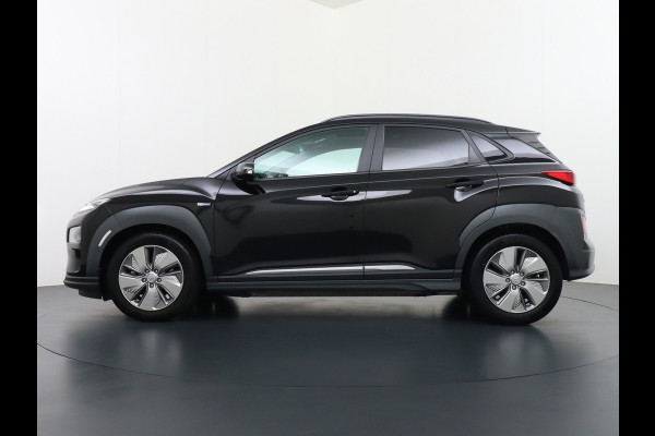 Hyundai Kona EV 64kWh 204pk Leer Schuif/Kanteldak 3 Fase laden Warmtepomp Apple Carplay Android Navi Camera Elektr.Stoelen+Verwarmd+Ventilati Pdc Elektr.Stoelen+Verwarmd+Ventilatie-koeling Subwoofer Bluetooth Dodehoek detector 1e Eigenaar Heerlijke, sterke FEV, Enorm Efficient en grote accu! 484km WLTP range