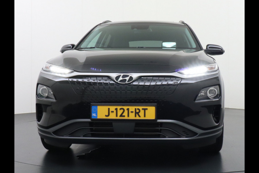 Hyundai Kona EV 64kWh 204pk Leer Schuif/Kanteldak 3 Fase laden Warmtepomp Apple Carplay Android Navi Camera Elektr.Stoelen+Verwarmd+Ventilati Pdc Elektr.Stoelen+Verwarmd+Ventilatie-koeling Subwoofer Bluetooth Dodehoek detector 1e Eigenaar Heerlijke, sterke FEV, Enorm Efficient en grote accu! 484km WLTP range