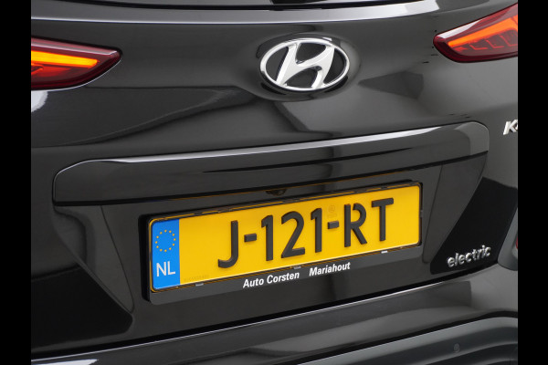 Hyundai Kona EV 64kWh 204pk Leer Schuif/Kanteldak 3 Fase laden Warmtepomp Apple Carplay Android Navi Camera Elektr.Stoelen+Verwarmd+Ventilati Pdc Elektr.Stoelen+Verwarmd+Ventilatie-koeling Subwoofer Bluetooth Dodehoek detector 1e Eigenaar Heerlijke, sterke FEV, Enorm Efficient en grote accu! 484km WLTP range